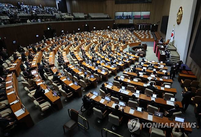 '윤석열 대통령 거부권' 양곡관리법 개정안 부결 (서울=연합뉴스) 이정훈 기자 = 윤석열 대통령이 재의요구권(거부권)을 행사한 양곡관리법 개정안이 13일 다시 국회 본회의 표결에 부쳐졌으나 결국 부결되고 있다. 2023.4.13 uwg806@yna.co.kr
