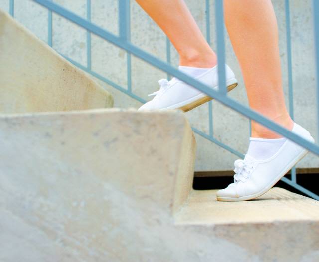 운동하기가 너무 힘들다면, 엘리베이터 대신 계단을 사용하고, 집안일을 하며 일부러 몸을 움직이는 등 일상 속에서라도 활동량을 늘려야 한다./사진=클립아트코리아