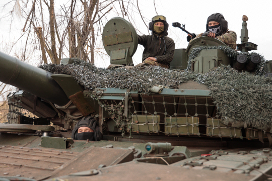 러시아의 민간용병회사 바그너 그룹의 용병들이 지난 10일(현지시간) 우크라이나 동부 격전지 바흐무트에서 T-90 탱크에 탑승한 채 경계를 서고 있다. 타스·연합뉴스