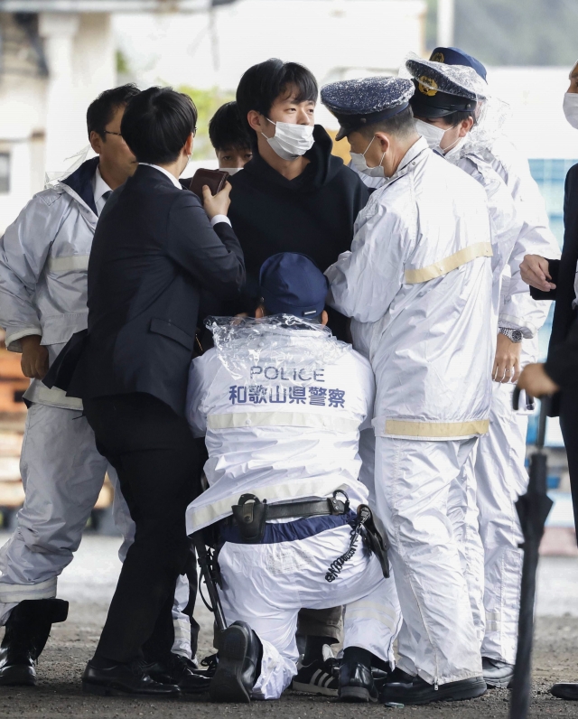 15일 오전 11시30분쯤 기시다 후미오 일본 총리가 일본 와카야마(和歌山)현에서 현장 시찰을 마치고 연설을 시작하기 직전 폭발음을 야기시킨 물체를 던진 남성이 체포되고 있다. 연합뉴스.
