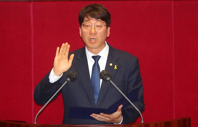 재선거에서 당선된 강성희 진보당 의원이 13일 오후 서울 여의도 국회에서 열린 제405회 국회(임시회) 제4차 본회의에서 의원 선서를 하고 있다./뉴시스