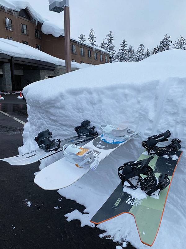 산 아래 베어몬트 호텔 앞에도 어마어마하게 눈이 쌓여 있다. 비교를 위해 잠시 보드를 눈에 박아 뒀다. 사진 김상준 작가