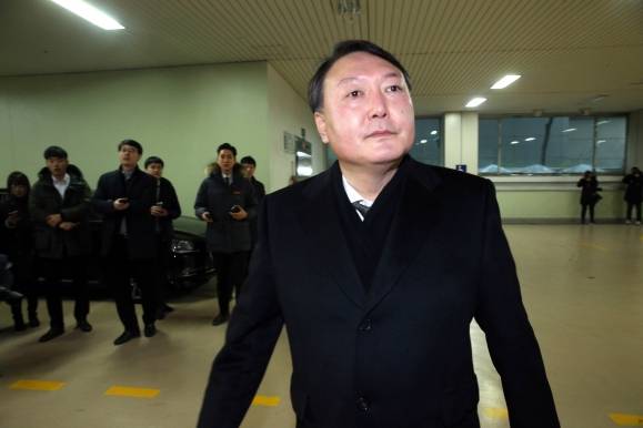 윤석열 특검 수사팀장이 13일 오전 서울 강남구 대치동에 마련된 특검 사무실로 출근하고 있다. 2016. 12. 13 박윤슬 기자 seul@seoul.co.kr