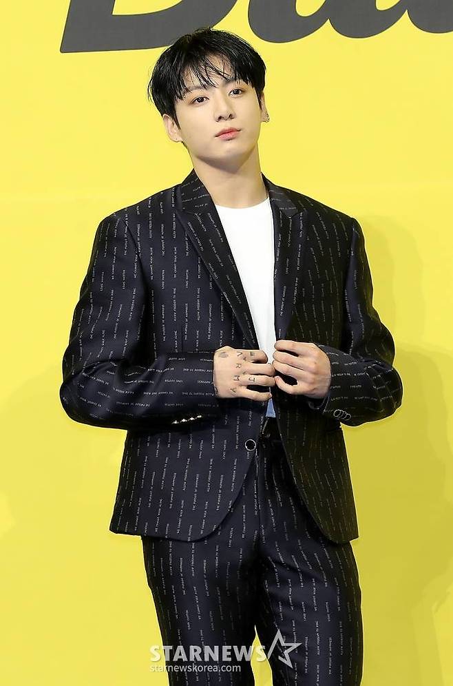 방탄소년단(BTS) 정국이 21일 오후 서울 송파구 방이동 올림픽홀에서 진행된 새 싱글앨범 'Butter' 발매 기념 쇼케이스에서 포즈를 취하고 있다. 'Butter'에는 버터처럼 부드럽게 녹아들어 너를 사로잡겠다는 방탄소년단의 귀여운 고백이 담겨있다. 방탄소년단은 'Butter'를 사실상의 선 공개 싱글로 스타트를 끊고 6월 중 'Butter'가 포함된 새 앨범을 발매할 계획이다. 2021.05.21 /사진=김창현 기자 chmt@