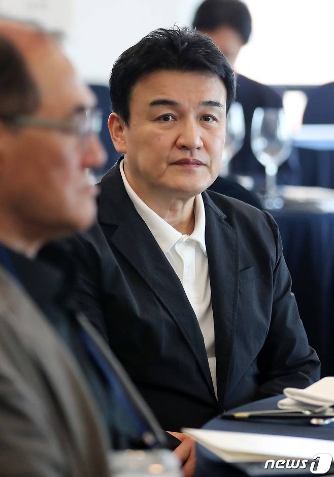 19일 서울 중구 프레스센터에서 열린 제4회 4·19 민주평화상 시상식에서 배우 안성기가 수상자로 선정된 가운데 박중훈이 안 배우의 출연 작품을 보고 있다. 2023.4.19/뉴스1 ⓒ News1 이동해 기자