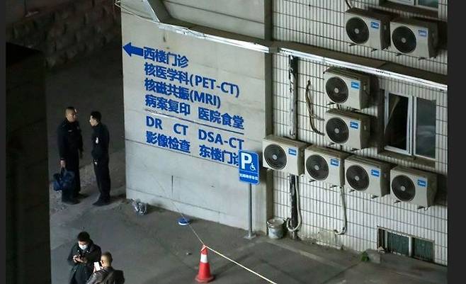 18일 화재가 발생한 중국 베이징 창펑병원 앞에서 소방과 공안 관계자들이 사고 현장을 조사하고 있다. ⓒ AP/연합뉴스