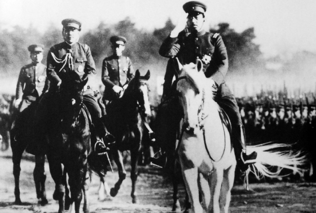 ▲ 중국 침략전쟁을 한창 벌이던 1938년, 일본 육군 열병식에서 백마를 타고 나타난 히로히토.