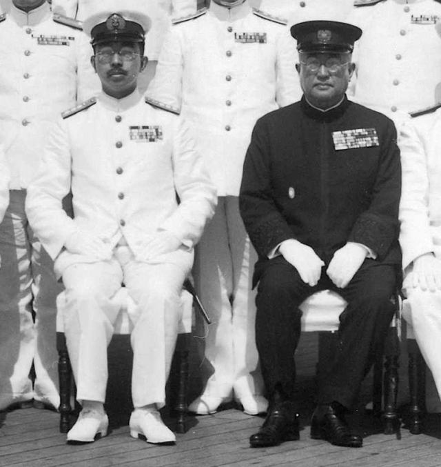▲ 해군 제복을 입고 전함 무사시 호에 오른 히로히토(왼쪽). 1941년 12월 진주만 공습 때도 해군 제복 차림으로 대기중이었다고 알려진다. Ⓒ일본해군성