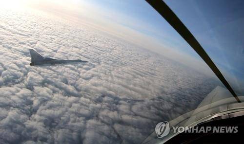 훈련 비행하는 러시아군 Tu-22M3 장거리 폭격기 (타스=연합뉴스) 19일(현지시간) 러시아군 투폴레프(Tu)-22M3 장거리 폭격기가 극동 태평양함대 비상 전투준비태세 점검 훈련의 일환으로 오호츠크해와 동해 북부 중립 수역에서 전투 훈련 비행을 하고 있다. 사진은 러시아 국방부 영상을 캡처한 것이다. 2023.4.19 photo@yna.co.kr