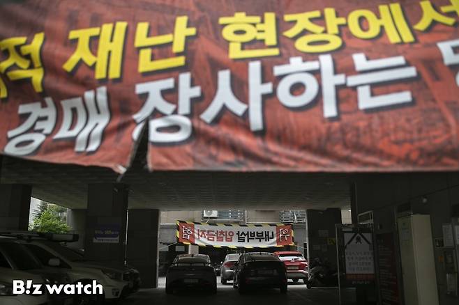 20일 전세 사기 피해로 인한 세 번째 사망자가 발생한 인천 미추홀구의 한 아파트 입구에 '전세 사기'를 알리는 현수막이 붙어 있다./사진=이명근 기자 qwe123@