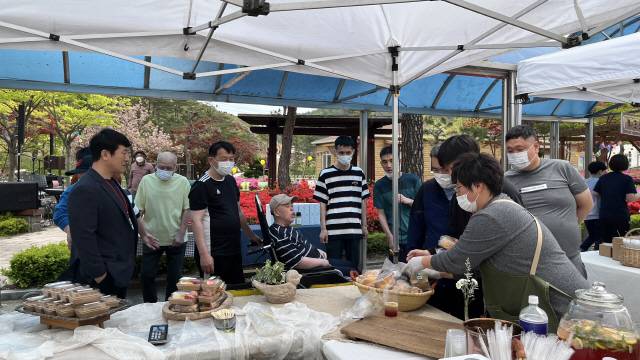 ▲ 양양비치마켓은 장애인의 날인 20일 양양 정다운마을에서 중증장애인들을 위한 ‘정다운 숲속마켓’을 개최했다.