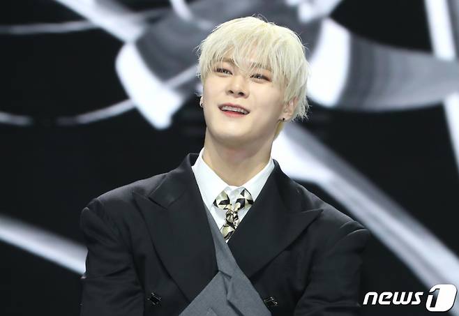 (서울=뉴스1) 권현진 기자 = 그룹 아스트로(ASTRO)의 문빈이 4일 서울 광진구 예스24라이브홀에서 가진 세 번째 미니앨범 '인센스(INCENSE)'발매 쇼케이스에서 미소를 짓고 있다. 2023.1.4/뉴스1 Copyright (C) 뉴스1. All rights reserved. 무단 전재 및 재배포 금지.