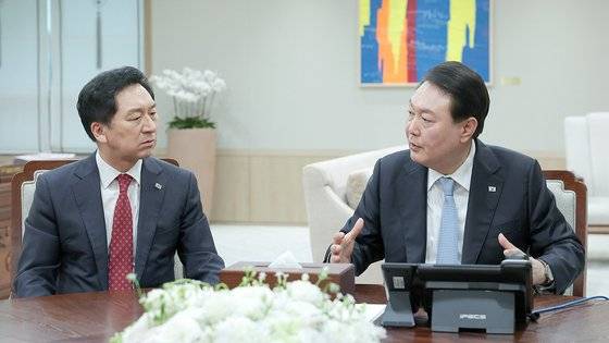 윤석열 대통령이 20일 서울 용산 대통령실에서 국민의힘 김기현 대표와 면담하고 있다. 사진 대통령실1