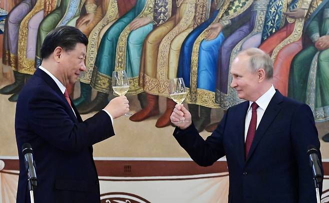 시진핑 중국 국가주석(왼쪽)과 블라디미르 푸틴 러시아 대통령이 지난달 21일(현지시간) 러시아 수도 모스크바 크렘린궁내 그라노비타야궁에서 열린 공식 만찬에서 건배하고 있다. [연합]