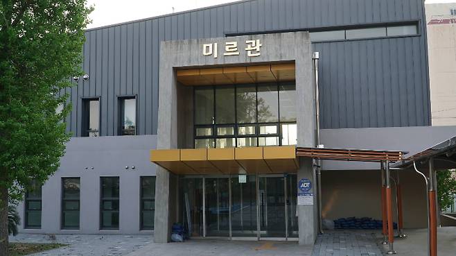 옛 제주대 본관 자리에 들어선 제주사대부고 강당. 고상현 기자