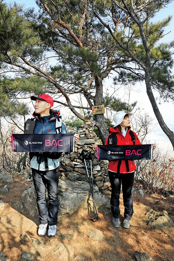 알려지지 않은 마니산의 위성봉, 초피산에 오른 클린하이커스 김강은·김희남씨.