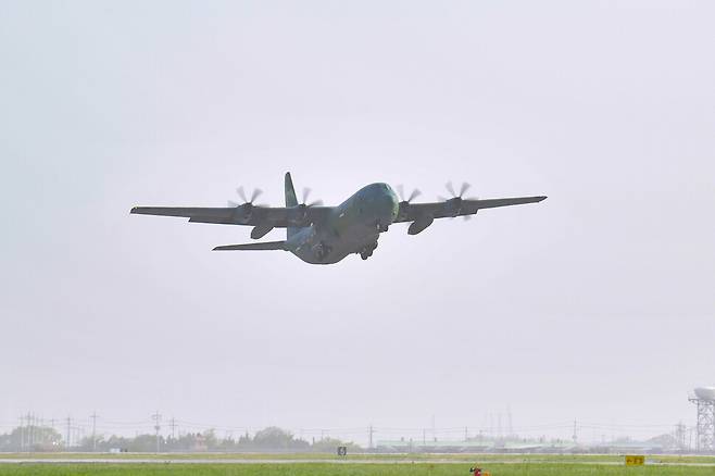 21일 공군 제5공중기동비행단에서 C-130J 수송기가 수단 교민 철수 해외임무를 수행하기 위해 이륙하고 있다. 국방부 제공, 연합뉴스