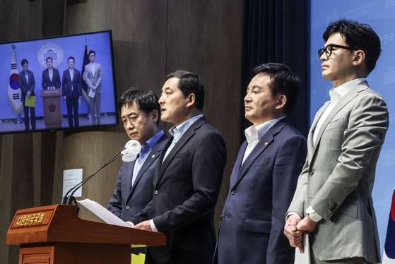 박대출 국민의힘 정책위의장이 23일 오후 서울 여의도 국회 소통관에서 전세 사기 대책을 발표하고 있다. 왼쪽부터 이주현 금융위원장, 빅 의장, 원희룡 국토교통부 장관, 한동훈 법무부 장관. 김성룡 기자