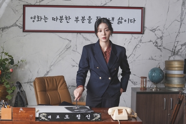 Jang Dong-yoon, Seol In-ah, and chu yeong-woo.On April 23, KBS 2TV Wall Street drama  ⁇  Oasis  ⁇  (director Han Hee / playwright Jung Hyung-soo) released the behind-the-scenes footage of the main characters who led the  ⁇  Oasis  ⁇  such as actor Jang Dong-yoon, Seol In-ah and chu yeong-woo.In the last broadcast, Lee Doo-hak (Jang Dong-yoon) and Hiroo Shin (Seol In-ah) learned the truth of what the family of chu yeong-woo had done and vowed to take revenge on them.At the end of the reason why Duhak entered the prison with a murder charge instead of Cheol-woong and the reason why Duhaks father, Lee Jung-ho (Kim Myung-soo), suddenly died, there were Hwang Chung-sung (Jeon No-min), Kang Yeo-jin (Kang Kyung-heon), and their hound Oh Man-ok (Jin-han).Duhak, who cant stop revenge because of his rage, Mind, who wants to protect him until the end, and Cheol-woong, who revealed all his bare face. Again, the flames of the three mixed youths burned hot.Among them, the photos show Jang Dong-yoon, Seol In-ah, and chu yeong-woos passionate shooting scene.In a scene where a lot of opinions are shared to raise the emotions of a scene character, the efforts of the actors to fully immerse themselves in the character as well as the eyes, facial expressions and gestures are conveyed.Jang Dong-yoon is leading the center of the drama, expressing the complex emotions of Duhak in three dimensions.From the sad eyes toward my beloved lover Mind to the tough charisma that never bends toward revenge, I captivated the hearts of viewers with the constantly agonizing science itself.Seol In-ah is gaining a favorable response from viewers as the most reliable support in  ⁇ Oasis ⁇ .As a representative of the film industry in the youth age, there is a lot of cheering for Minds willingness to take risks for the sake of making Faiths own way and loving Duhak, adding to the bright and dignified energy of Seol In-ah.The presence of chu yong-woo, which shines as the times go by, attracts attention. The appearance of Chulwoong, which is confused and confused among all characters such as Duhak, Mind, Loyalty, Aftershock, and Manok, is like a time bomb.The screaming cry of Cheol-woong, who had been exposed to the truth that he wanted to hide so much, raised the tension of  ⁇  Oasis ⁇ .