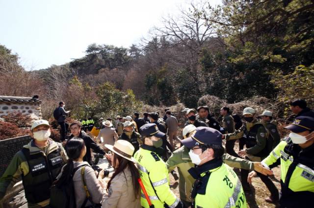 ▲ 무등산 국립공원 행사장을 찾은 한화진 장관이 설악산케이블카 조건부 승인에 항의하는 환경단체 회원들을 피해 수십 명의 경호원과 뒷길로 몰래 입장하고 있다. ⓒ함께사는길(이성수)