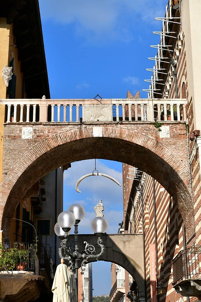 시뇨리 광장 입구 상아