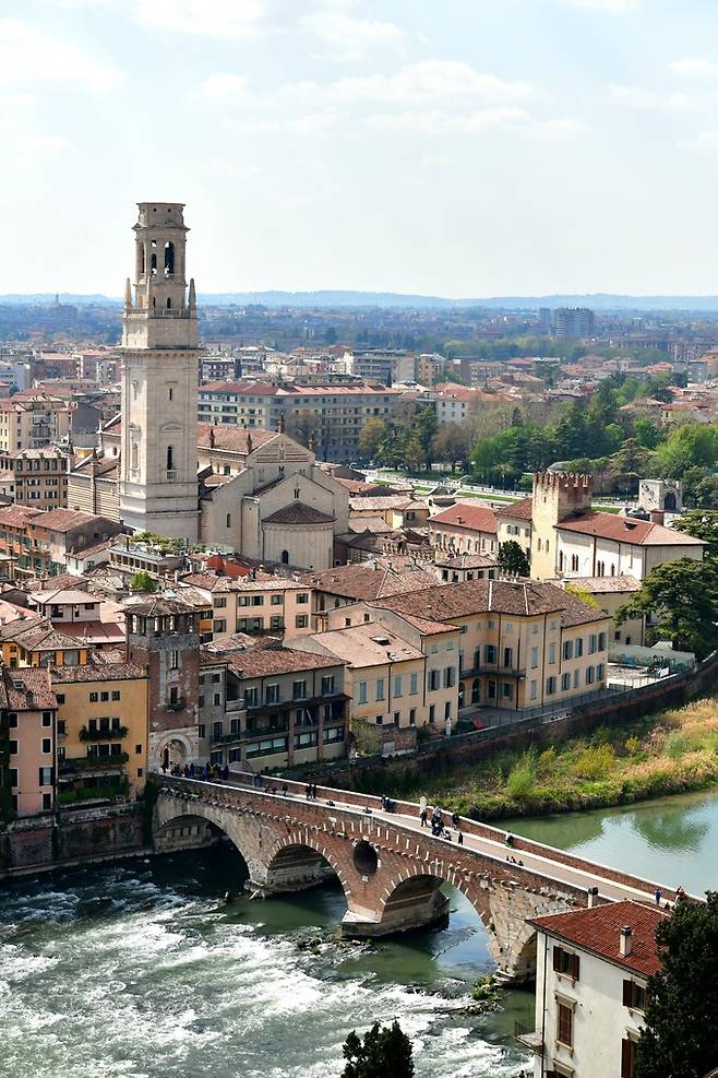 산 피에트로 광장에서 본 아디제강과 베로나 시내 전경