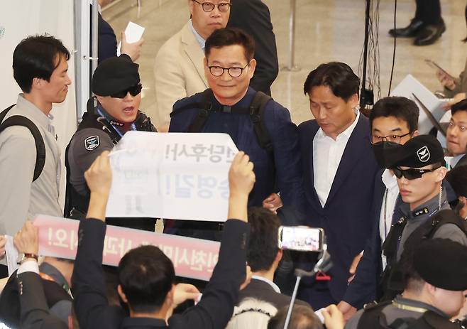 송영길 전 더불어민주당 대표가 24일 오후 인천국제공항을 통해 귀국하고 있다. /뉴스1