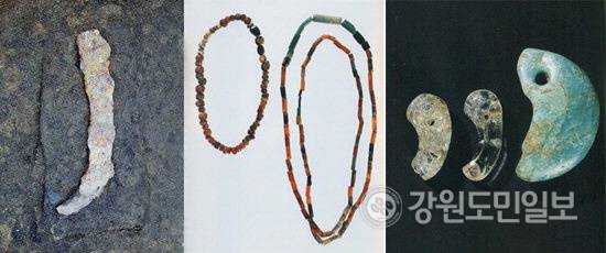 ▲ 사진 왼쪽부터 동해시 송정동 철기유적지에서 발굴된 철낫(1999년), 목걸이와 관옥(1999년), 곱은옥(곡옥·1999년).