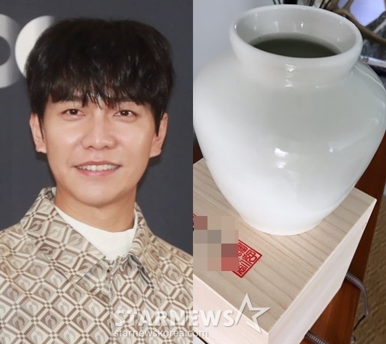 On the 23rd, the online community showed photos of party favors received by Lee Seung-gi and Lee Da-in as guests at the Wedding ceremony.The guest was presented with a vase from Lee Seung-gi, Lee Da-ins Wedding ceremony.Under the vase, the phrase Seunggi and Rayoon was written. Lee Da-ins real name is Irayun. Irayun is the second name changed after Lim Yoo-kyung and Lee Ju-hee.There was also a letter from Lee Seung-gi and Lee Da-in in the party favor. Thank you for blessing the future of both of us as we wish the flowers in the vase to bloom.I will live beautifully so that the good Body Chemistry spreads widely in the world by putting the Body Chemistry of the heart in a beautiful way.Meanwhile, Lee Da-in and Lee Seung-gi held a wedding ceremony at the Grand Intercontinental Seoul Parnas Hotel in Samseong-dong, Gangnam-gu, Seoul on July 7.Yoo Jae-seok, Kang Ho-dong, Lee Soo-geun and Lee Soon-jae attended the wedding ceremony of the two people.