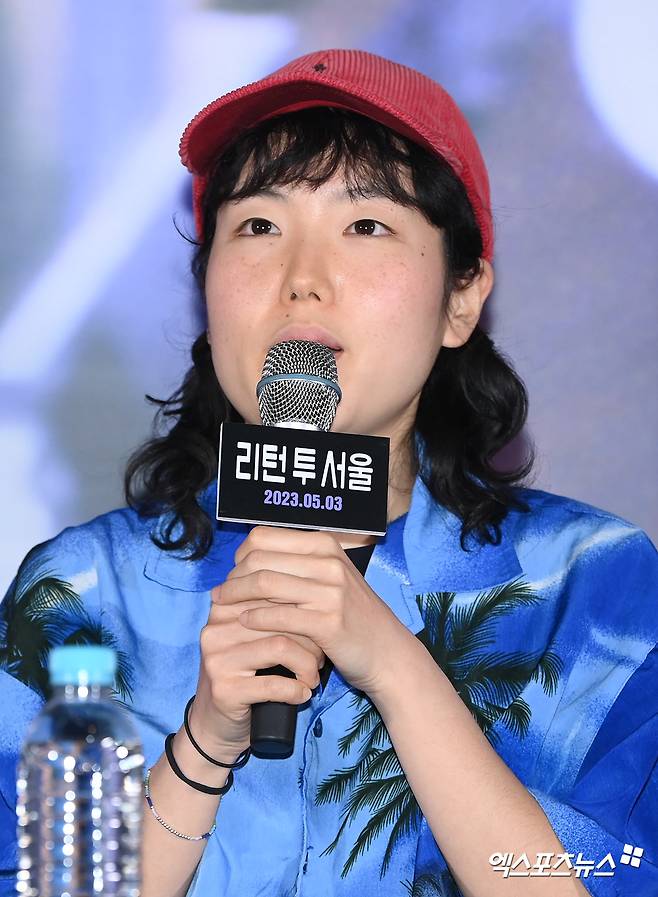 Park Ji-min reveals how she felt playing Freddie in Return to SeoulMovie Return to Seoul (director David Beckham Chu) media preview was held at CGV IPark Mall in Yongsan-gu, Seoul on the morning of the 24th.David Beckham Chu, actor Park Ji-min and Oh Kwang-rok were in the spot.Return to Seoul is a movie about a fateful journey that began when 25-year-old Fredi, who accidentally Return to Seoul where he was born, was looking for Korean parents. He was directed by France-born Cambodian director David Beckham.Park Ji-min, a second-generation Korean immigrant who works on paintings, sculptures and installations based on France Paris, played Fredi, while actors Oh Kwang-rok and Kim Sun-young played Fredis Korean father and aunt, respectively.Park Ji-min said, I immigrated to France when I was in the second grade of elementary school, and I thought about the memories that were hard after immigration and the things that I could not find the answer to my house is somewhere .I think of myself as a champon, not The Frenchmans Son in Korea, but I expressed my own color using these feelings. Return to Seoul is a movie where almost all the filming took place in Korea, but it is a movie with Korean actors and staffs, as well as French-speaking director David Beckham Chu, and various nationalities from France, Germany and Belgium.Park Ji-min recalls, I understand French and Korean, and I communicate a lot in English on the spot.Sometimes, even if there are interpreters, it is difficult to convey emotions unless it is my mother tongue, and I can not interpret everything in a tight time.  I really wanted to be hell. David Beckham added, There were a lot of happenings that no one in the field could understand.He also thanked actors Oh Kwang-rok and Kim Sun-Young, who were on the scene, saying, It was funny to see it from the side. David Beckham must have been stressed, but I had fun. And I learned a lot.Park Ji-mins episode was not the only thing that was different. Oh Kwang-rok said, It was amazing.The scenes that were close-up in the process of Fredis time in the play, and the scenes where Fredi fell down on the street after drinking alcohol, were so contemporary and amazing.I would not have given such a much better liveliness and strength to this movie, he added, adding Return to Seoul with an unfamiliar charm.Oh Kwang-rok explained Fredis a biological father, saying, It is a person who meets his child again from a biological father who has abandoned his child and can not reveal his saturated feelings.He said, I took care of what I wanted to say, but I played a state of listening to the state of my opponents emotions. The scene I remember is my grandmother praying for Fredi, but there was no exact direction in the script.But I felt so guilty that I couldnt pray with him. I told him that I wouldnt be able to pray with him, so Id keep my eyes open.David Beckham Chu said, I am grateful to the Korean staff who kindly listened to my troubles as a non-Korean director and I am grateful to the actors. Oh Kwang-rok enriched the movie.I was impressed to express my fathers deep feelings through silence. Kim Sun-Young actor also appreciated the movie for its human appearance and sense of humor. David Beckham Chu said, This movie is a movie about the face.David Beckham Chu said, I was born in France, but my parents, who went to Cambodia, were attracted to Cambodia.The face of the Cambodian, who resembles me but lives a different life than me, remains a strong impression, and the movie also emphasizes the faces of the Korean Tena and The Frenchmans Son Fredi, expressing a similar but contrasting identity. Return to Seoul will be released on May 3, when Korea and adoptee Fredi, directed by Non-Korean David Beckham Chu, will find their identity.