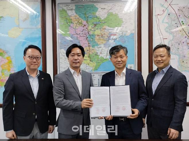 왼쪽부터 정인권 알스퀘어베트남 하노이 소장, 신지민 알스퀘어베트남 법인장, 한종덕 VTK 법인장, 차영호 VTK 최고재무책임자(CFO) 등이 기념 사진을 찍고 있다. (사진=알스퀘어)