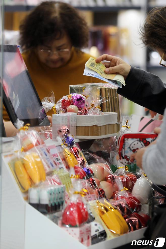 10일 오후 서울 중구 명동거리의 한 화장품 가게에서 외국인 관광객들이 쇼핑을 하고 있다. 2023.3.10/뉴스1 ⓒ News1 황기선 기자
