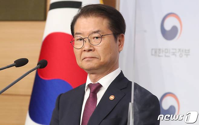 이정식 고용노동부 장관이 20일 오전 서울 종로구 정부서울청사 별관에서 노동조합 회계 투명성 강화 및 불공정 채용 근절 관련 브리핑을 하고 있다. 2023.4.20/뉴스1 ⓒ News1 김명섭 기자