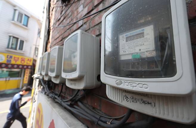 서울의 한 건물 외벽에 전력 계량기가 부착돼 있다. / 연합뉴스