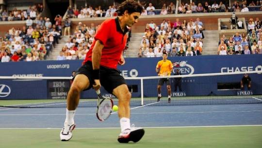 '테니스 황제' 로저 페더러의 절묘한 트위너샷 모습.