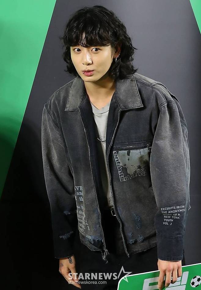 방탄소년단 정국이 24일 오후 서울 강남구 삼성동 메가박스 코엑스에서 진행된 영화 '드림' VIP 시사회에 참석해 포즈를 취하고 있다. '드림'은 개념 없는 전직 축구선수 홍대(박서준 분)와 열정 없는 PD 소민(아이유 분)이 집 없는 오합지졸 국대 선수들과 함께 불가능한 꿈에 도전하는 이야기를 그린 영화. 오는 26일 개봉. 2023.04.24 /사진=김창현 기자 chmt@