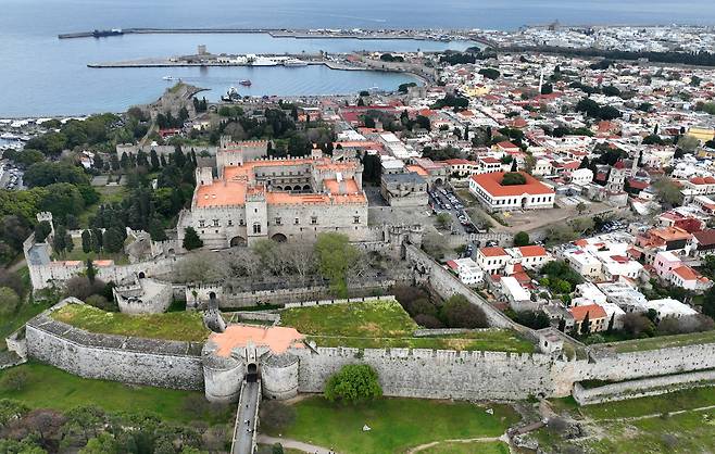 하늘에서 바라본 로도스의 전경. 성 요한 기사단의 궁전과 성벽 안에 자리잡은 올드 타운이 도심과 어우러져 있다. / 오종찬 기자