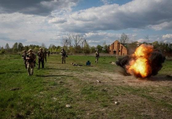 우크라이나군 장병들이 25일(현지시간) 우크라이나 지토미르 지역에서 벨라루스와의 국경 인근에서 훈련에 참가하고 있다. 로이터=연합뉴스