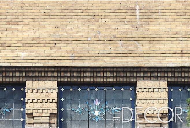 변칙적인 벽돌 쌓기로 멋을 낸 건물 입구. 황색 스크래치 타일로 이뤄졌다.