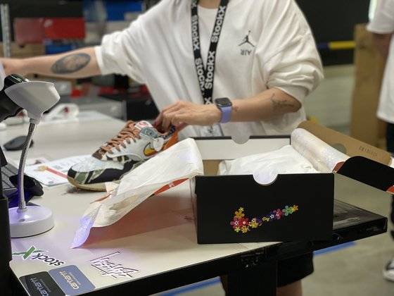 박스의 형태, 신발을 감싼 종이의 재질, 신발의 외형과 부자재까지 검수 매뉴얼과 비교하며 꼼꼼하게 확인하는 것으로 검수가 진행됐다. 박영민 기자