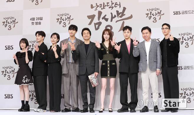 Back to Season 3.Ahn Hyo-seop, Lee Sung-kyung, Kim Min-jae, Jin-kyung and other leading seasons will be joined by Han Suk-kyu, a geeky genius master in Stonewall Hospital.On the afternoon of the 26th, SBS new drama Romantic Doctor Master Kim3 production presentation was held at SBS building in Mok-dong, Yangcheon-gu, Seoul on the afternoon of the 26th, and actors Han Suk-kyu, Ahn Hyo-seop, Lee Sung-kyung, Kim Min-jae, Yoon Tree, Director Yoo In-shik who directed and directed.It will be broadcasted at 10 pm on the 28th.In the last season 2, the two main characters had a strong sense of social beginnings, but in this season 3, they are pictured when they became seniors. The story of those who are struggling with new juniors will be interesting, Yoo In-sik said.Han Suk-kyu of Stonewall Hospital Master Kim also expressed his gratitude to viewers, saying, season 3 was not expected at all.Han Suk-kyu said, I thought there would come a time when I wouldnt be able to act. Then I would think of Master Kim a lot. I thought that six years of playing Master Kim was a lucky time in my life.Thanks to my colleagues, I am very grateful to my colleagues for Yi Gi Sometimes our work breaks down because of Yi Gi, a job about emotions. I dont know what to do when that happens. I want to be a person who helps my colleagues when they feel fearful, lose confidence and collapse.Ahn Hyo-seop had a particularly harsh adolescence, and it hurt to hear it.Han Suk-kyu said, What am I doing through acting? I am reminded of myself by asking these questions recently. I ask my colleagues and directors what they are good at acting. The answers I hear and the answers I hear from my juniors are different.But it is the same in that it is a penetration point that I want to draw people. Ahn Hyo-seop added, I didnt really get close to Lee Sung-kyung during Season 2, but I became closer over the next three years. This time, I was able to play and work together more easily.Ahn Hyo-seop and Lee Sung-kyung continued their new season and played a couple of dating couples for the third year in the play.Lee Sung-kyung plays Cha Eun-jae, a thoracic surgeon.I came to the medical field in three years and I was glad and I was confident that I could adapt well again, he said. The bishop coached me on the spot so that I would not lose the charm of silver in this season.It is hard to do surgery and treatment, but it is still very fun. 
