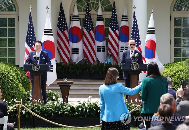 공동기자회견하는 한미 정상 (워싱턴=연합뉴스) 임헌정 기자 = 미국을 국빈 방문한 윤석열 대통령과 조 바이든 미국 대통령이 26일(현지시간) 워싱턴DC 백악관 로즈가든에서 공동 기자회견을 하고 있다. 2023.4.27 kane@yna.co.kr