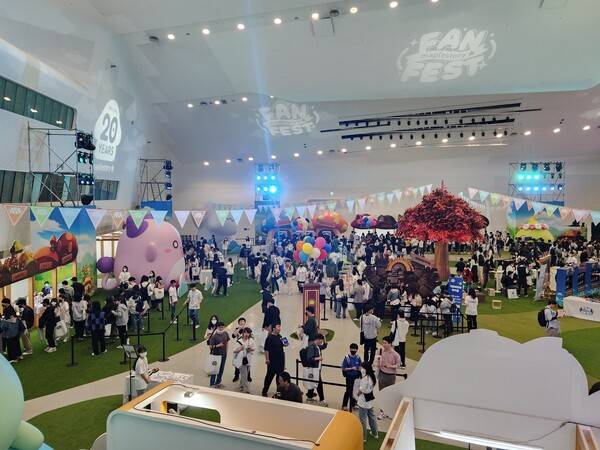 - 오픈 30분 만에 유저들로 가득찬 행사장