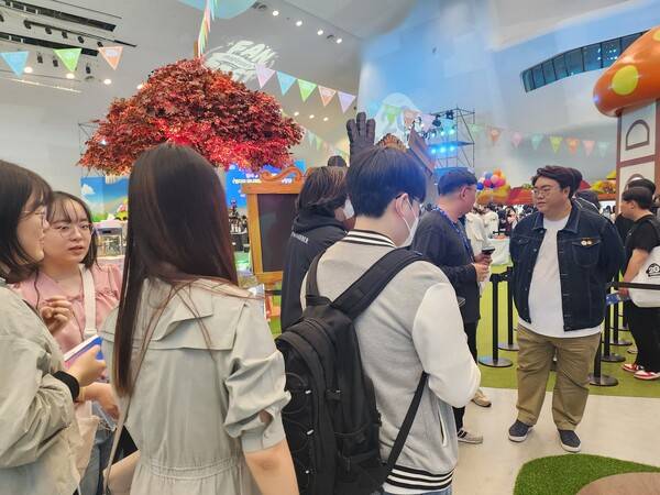 - 원기 형님 영접 줄이 실제로 대단히 길었습니다