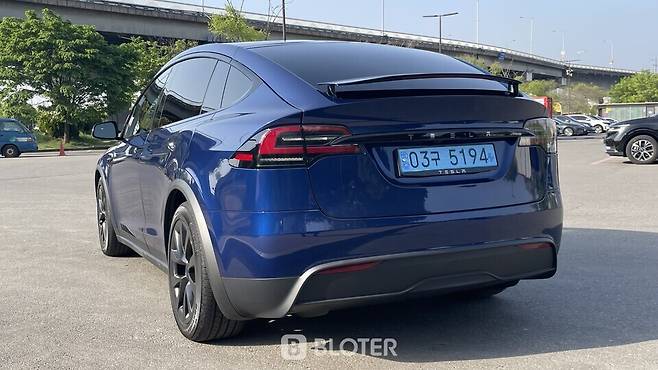 테슬라 모델 X 일반형 트림 뒷모습, 플래드(Plaid)를 상징하는 문양이나 모델 X 엠블럼이 따로 새겨지지 않았다. (사진=조재환 기자)