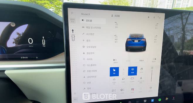 17인치 디스플레이 좌측 화면을 통해 기어를 조작할 수 있는 테슬라 모델 X (사진=조재환 기자)