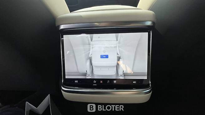 테슬라 모델 X 뒷쪽 센터콘솔 디스플레이 모습 (사진=조재환 기자)