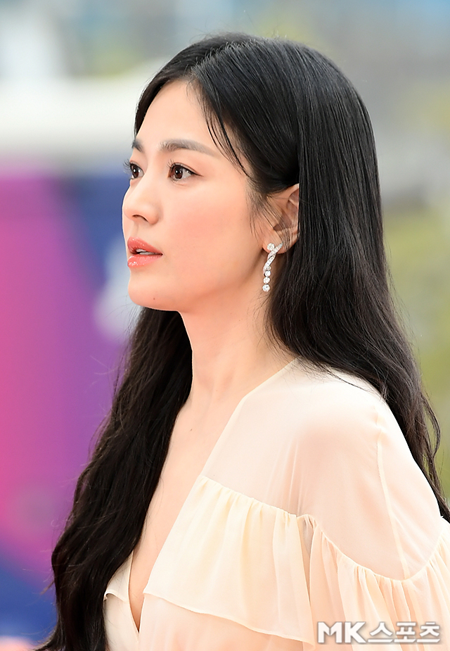  ⁇ Baeksang Arts Award for Most Popular Male in Baeksang Arts Award for Best TV Drama.The 59th Baeksang Arts Awards Red Carpet event was held in Incheon Paradise City on the afternoon of the 28th.Song Hye-kyo has a Red Carpet photo time.The womens segment is contested by Kim Ji-won (My Liberation Diary), Kim Hye-soo (Shrup), Park Eun-bin (Weird Lawyer Woo Young-woo), Song Hye-kyo (The Glory) and Bae Suzy (Anna).The nominees for the award were Gian 84, Kim Kyung-wook, Kim Jong-guk, Jeon Hyun-moo, Hwang Je-sung, Kim Min-kyung, Park Se-mi, Lee Bae Suzy, Lee Eun-ji and Joo Hyun-young. Shin Dong-yeop, Bae Suzy and Park Bo-gum were the MCs.