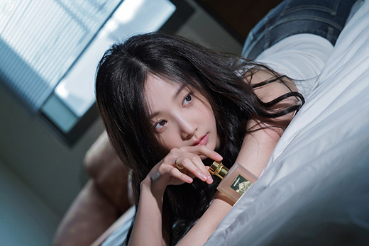 Actress Yeon Woo exudes a charm that goes beyond innocence and seduction.On the 28th, agency 9 Ato Entertainment released Yeon Woos Esquire May issue pictorial behind-the-cut through the official channel.In the photo, Yeon Woo showed a long, long hair and a deep and deep eye, and a natural pose tailored to the styling combined with a calm and comfortable space to create a cinematic atmosphere.Yeon Woos concept digestive power added to the admiration of the viewers. Yeon Woo, who alternately matched jeans with a white shirt and a white top, created a colorful atmosphere with a simple look in a 180-degree change.Behind the cut is Yeon Woo, who showed Behind the B cut as perfect as the picture.Meanwhile, Yeon Woo continues his career as an actor through MBCs new drama Numbers: Watchers in the Building Forest in June.