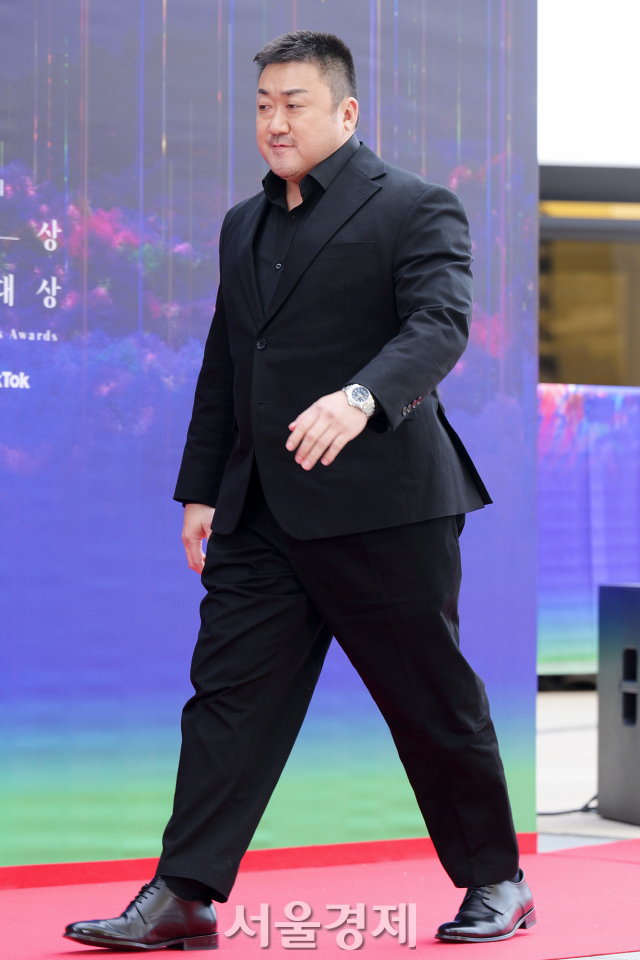 Actor Ma Dong-Seok is stepping on the red carpet at the 59th Baeksang Arts Awards ceremony held at Paradise City Hotel in Jung-gu, Incheon on the afternoon of the 28th.